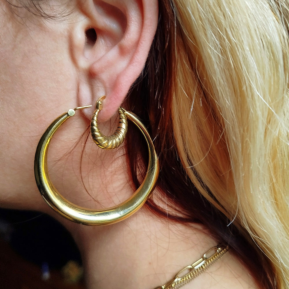 SMALL RIBBED CREOLE EARRINGS